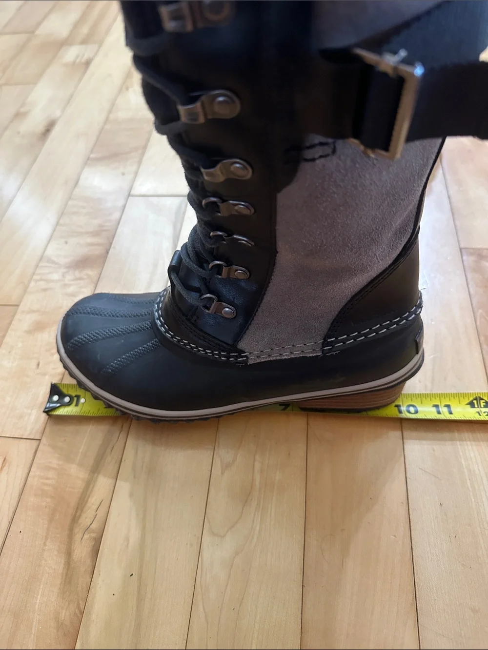 Sorel Conquesr Carly II Black and Gray Lace-Up Winter Boots - Picture 7 of 10